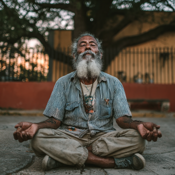 Adulta mayor meditando